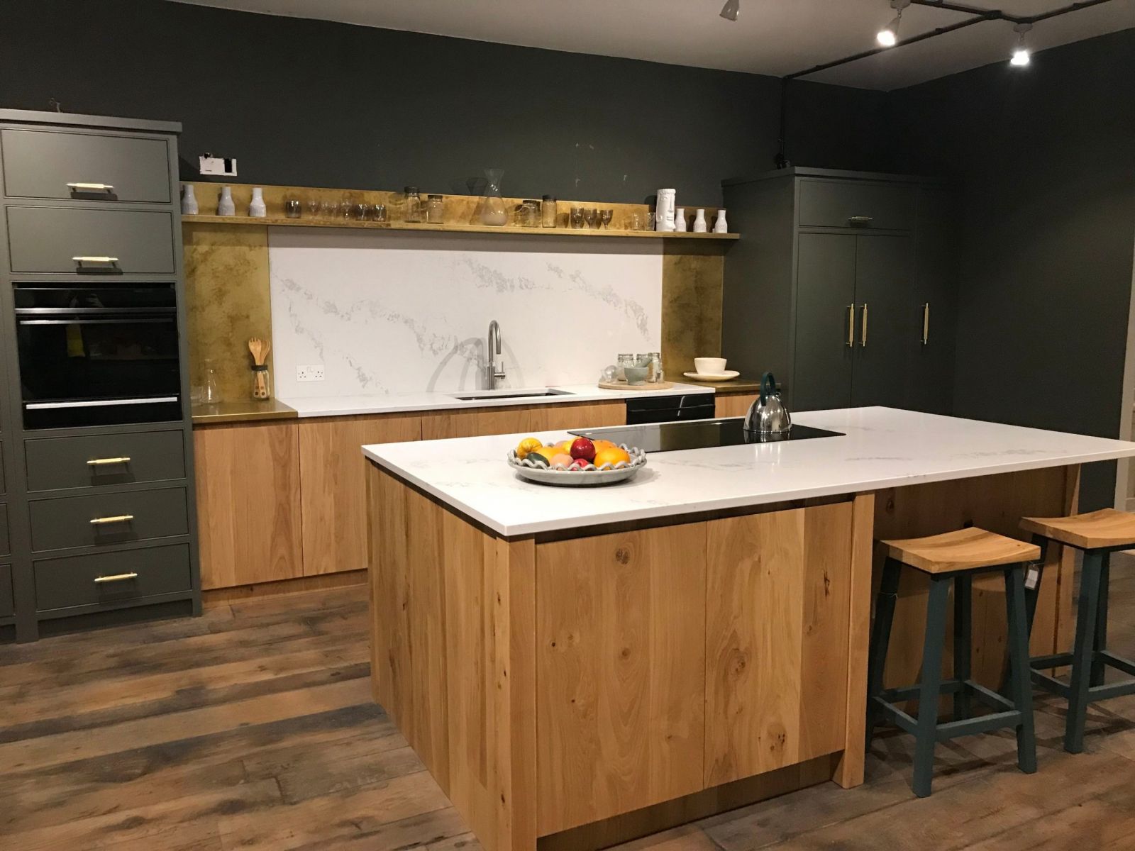 Tủ bếp cổ điển gỗ tần bì quầy bar đẹp